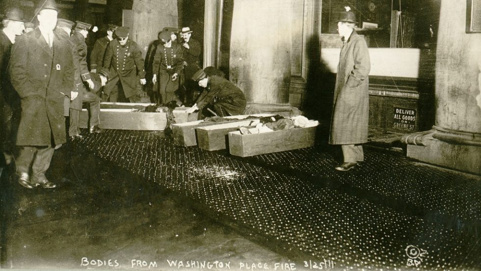 Φέρετρα έξω από το εργοστάσιο της Triangle Shirtwaist Company στη Νέα Υόρκη (1911). 62 εργαζόμενοι πήδησαν από τα παράθυρα για να σωθούν. Τα περισσότερα θύματα ήταν γυναίκες